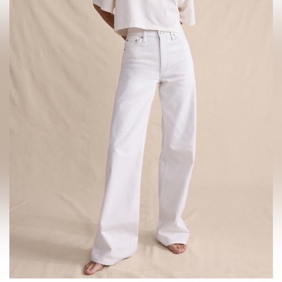 Banana Republic Denim - NWOT Banana Republic Pure White High Rise wide leg Jeans. Never worn! Size 32/14